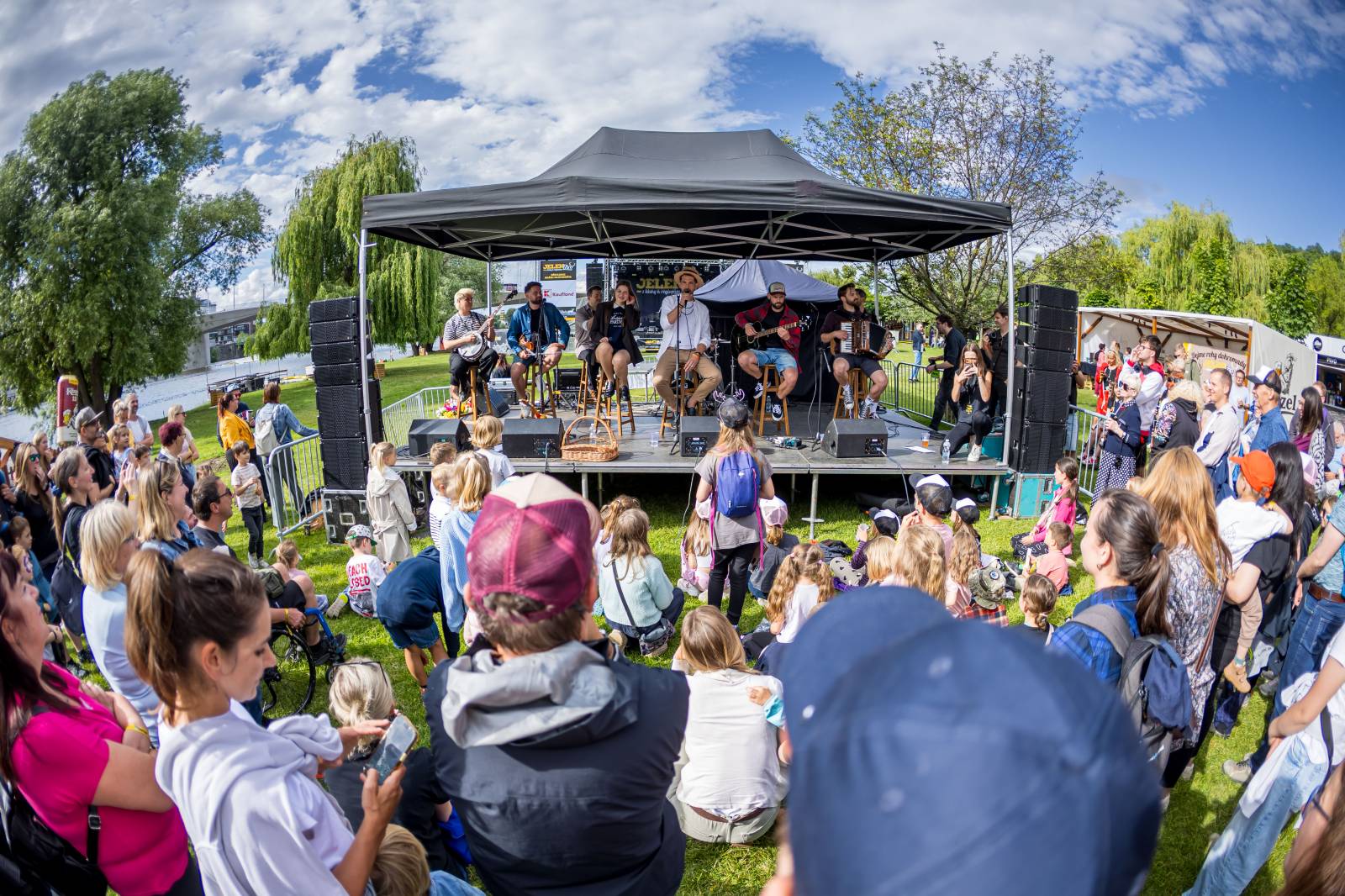 Jelen zahájil svůj putovní festival. Do Prahy si jako hosta přizval Dědu Mládka Illegal Band