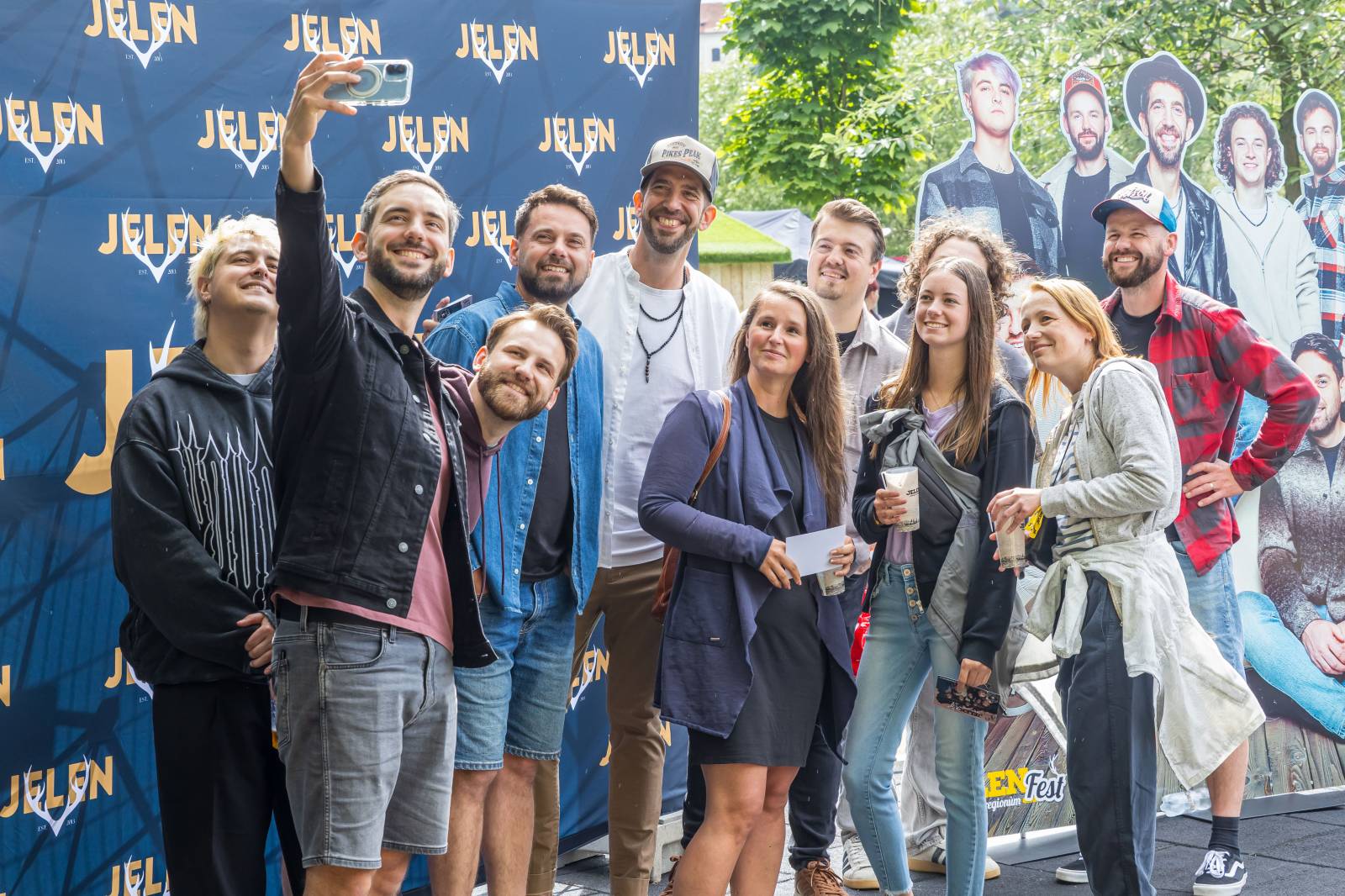 Jelen zahájil svůj putovní festival. Do Prahy si jako hosta přizval Dědu Mládka Illegal Band