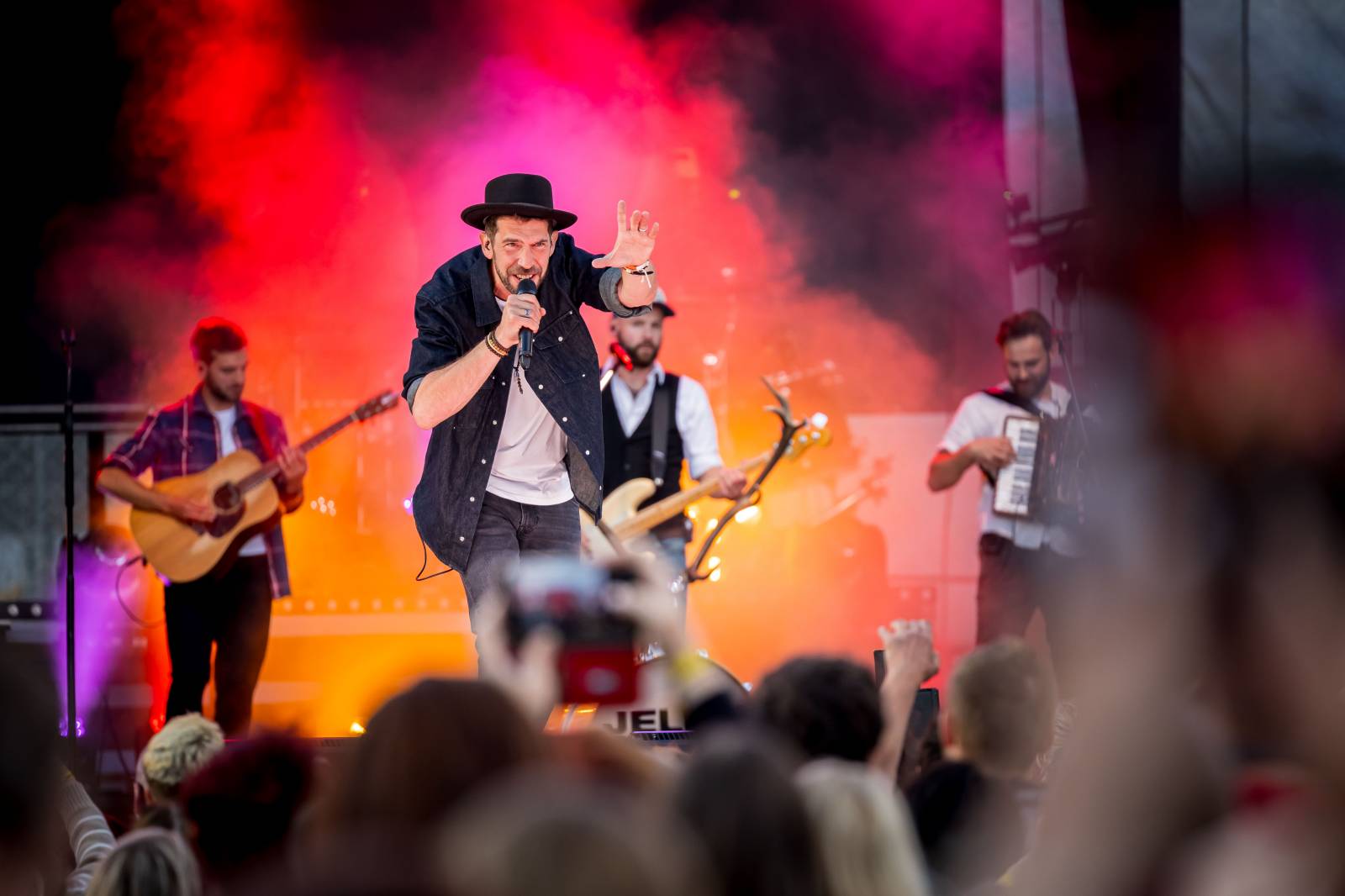 Jelen zahájil svůj putovní festival. Do Prahy si jako hosta přizval Dědu Mládka Illegal Band