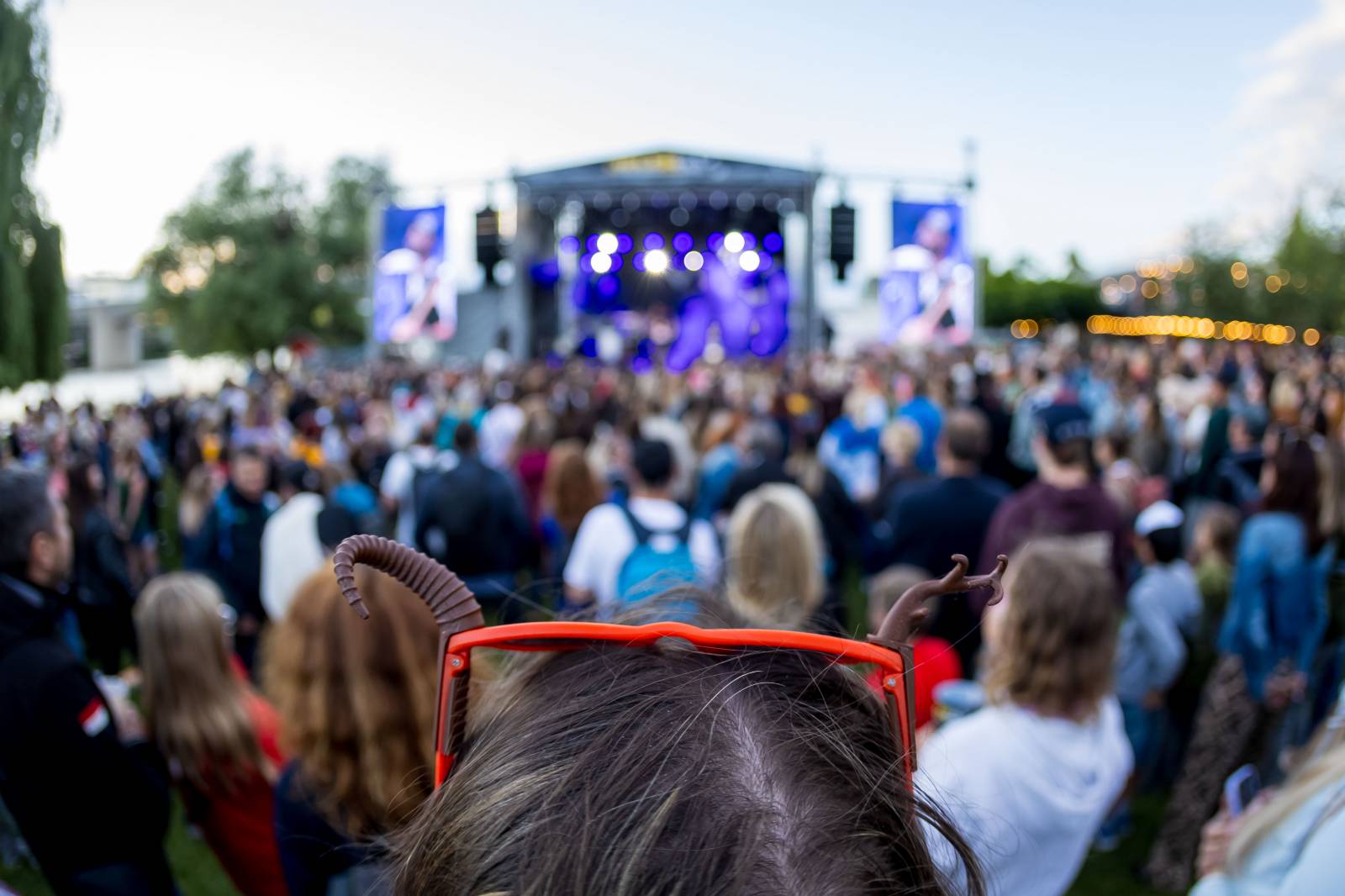 Jelen zahájil svůj putovní festival. Do Prahy si jako hosta přizval Dědu Mládka Illegal Band