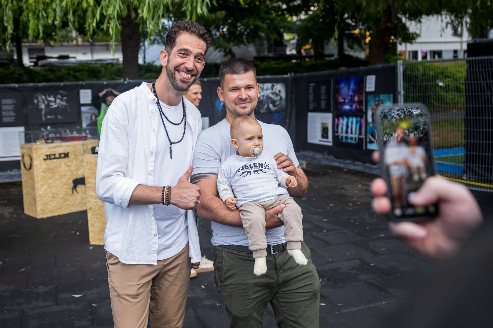 Jelen zahájil svůj putovní festival. Do Prahy si jako hosta přizval Dědu Mládka Illegal Band