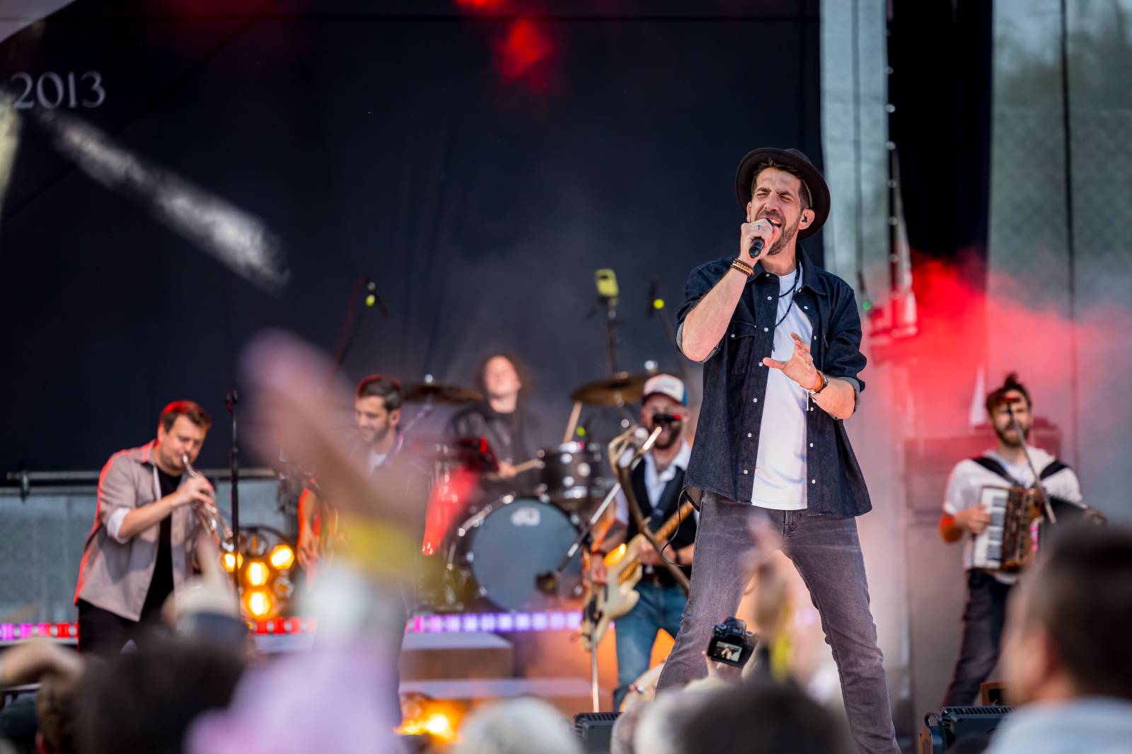 Jelen zahájil svůj putovní festival. Do Prahy si jako hosta přizval Dědu Mládka Illegal Band