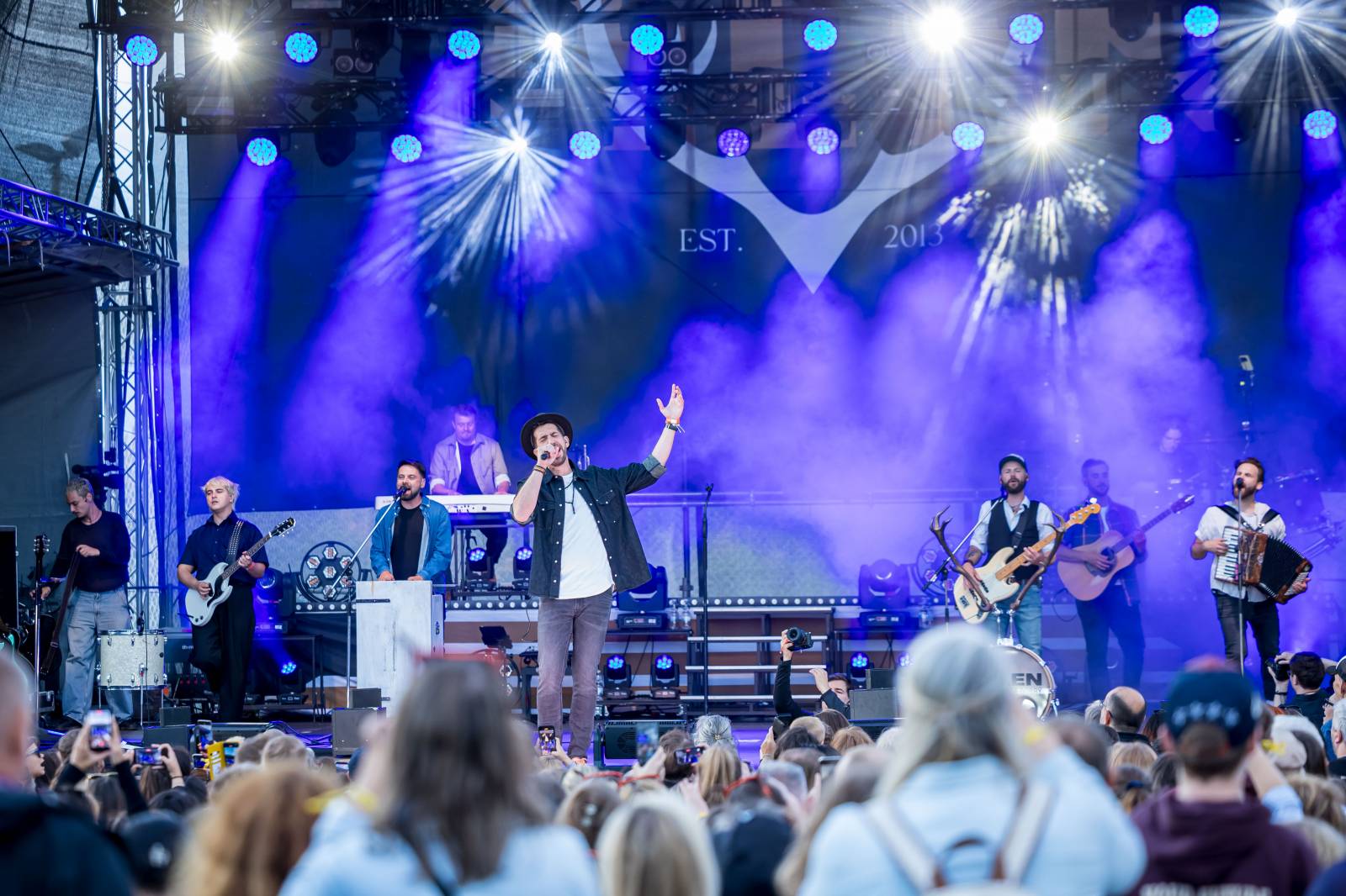 Jelen zahájil svůj putovní festival. Do Prahy si jako hosta přizval Dědu Mládka Illegal Band