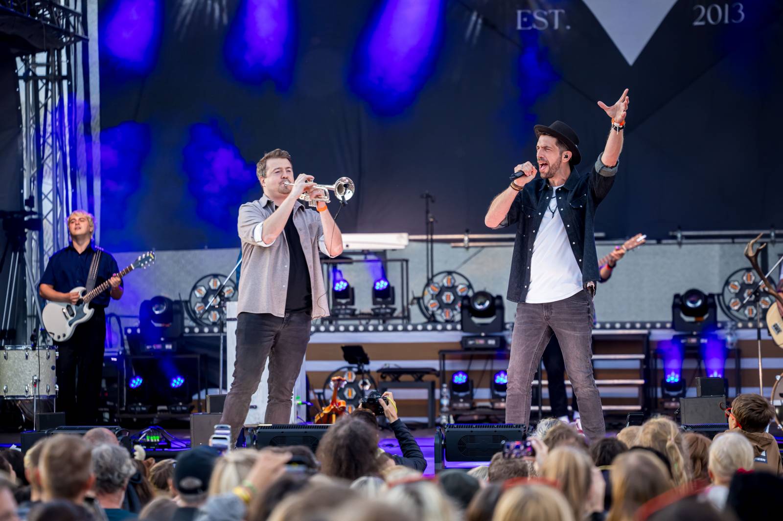 Jelen zahájil svůj putovní festival. Do Prahy si jako hosta přizval Dědu Mládka Illegal Band