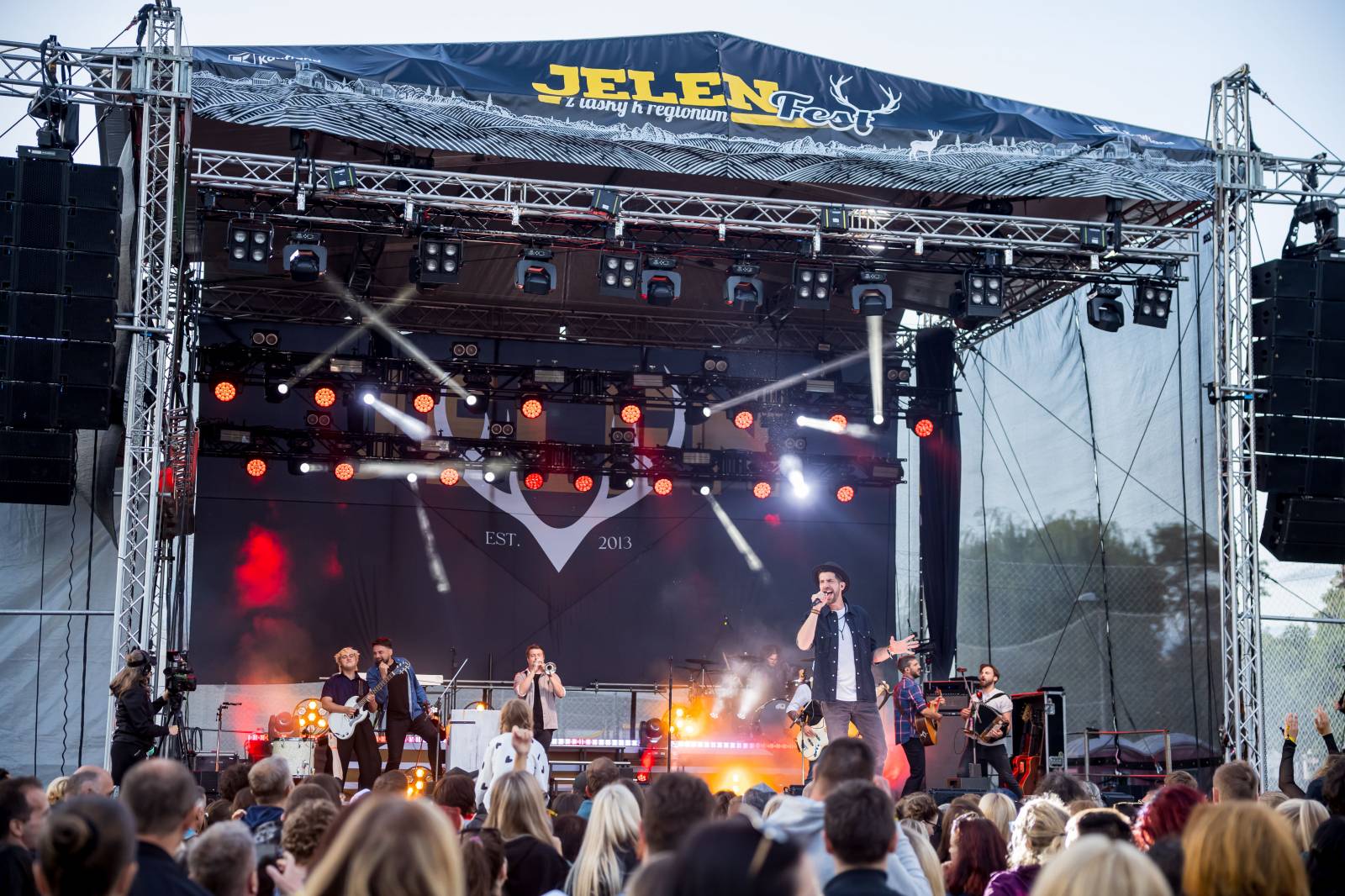 Jelen zahájil svůj putovní festival. Do Prahy si jako hosta přizval Dědu Mládka Illegal Band