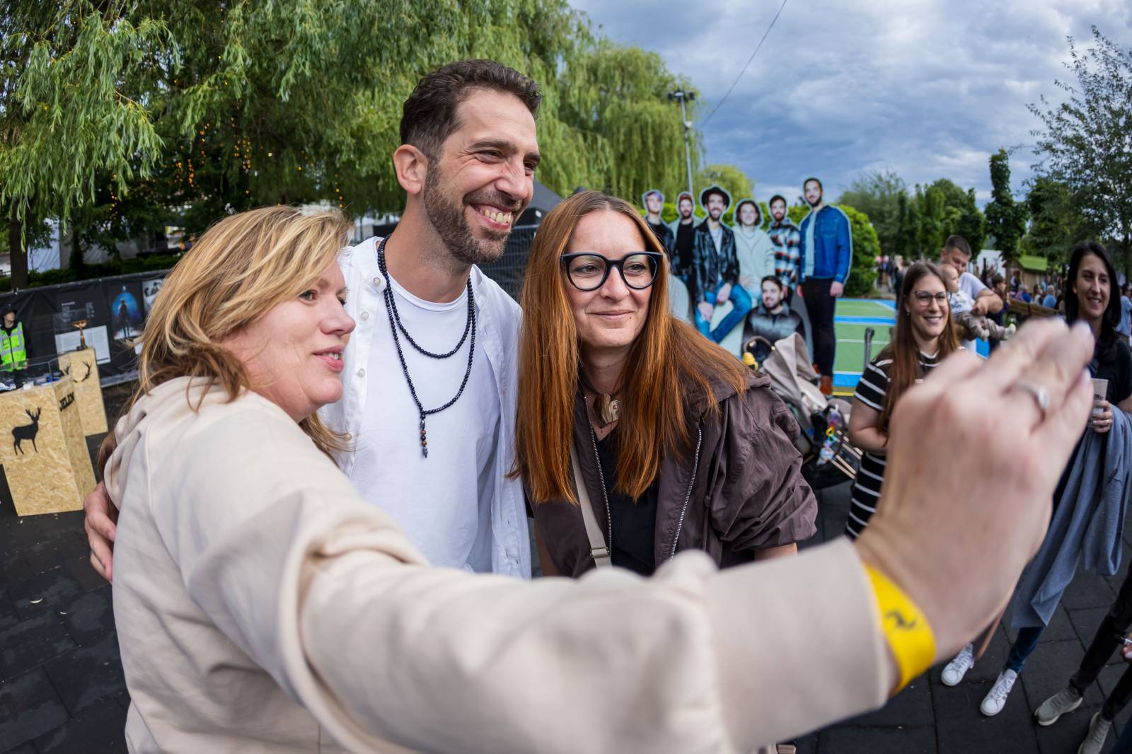 Jelen zahájil svůj putovní festival. Do Prahy si jako hosta přizval Dědu Mládka Illegal Band