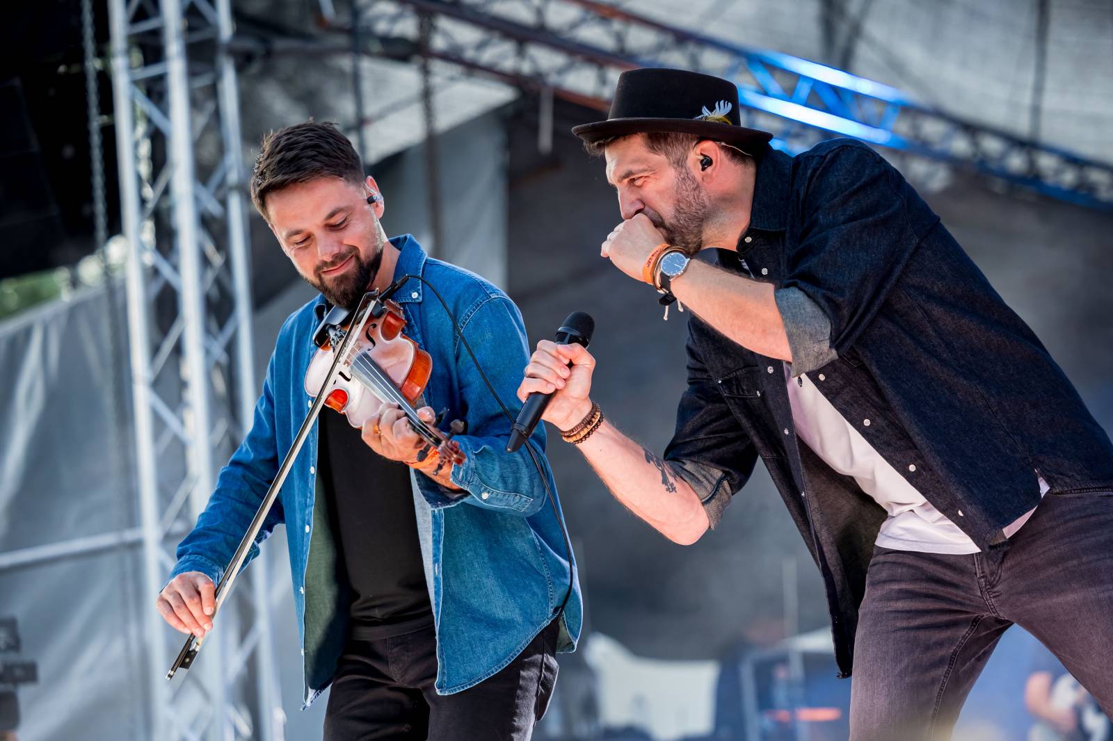 Jelen zahájil svůj putovní festival. Do Prahy si jako hosta přizval Dědu Mládka Illegal Band