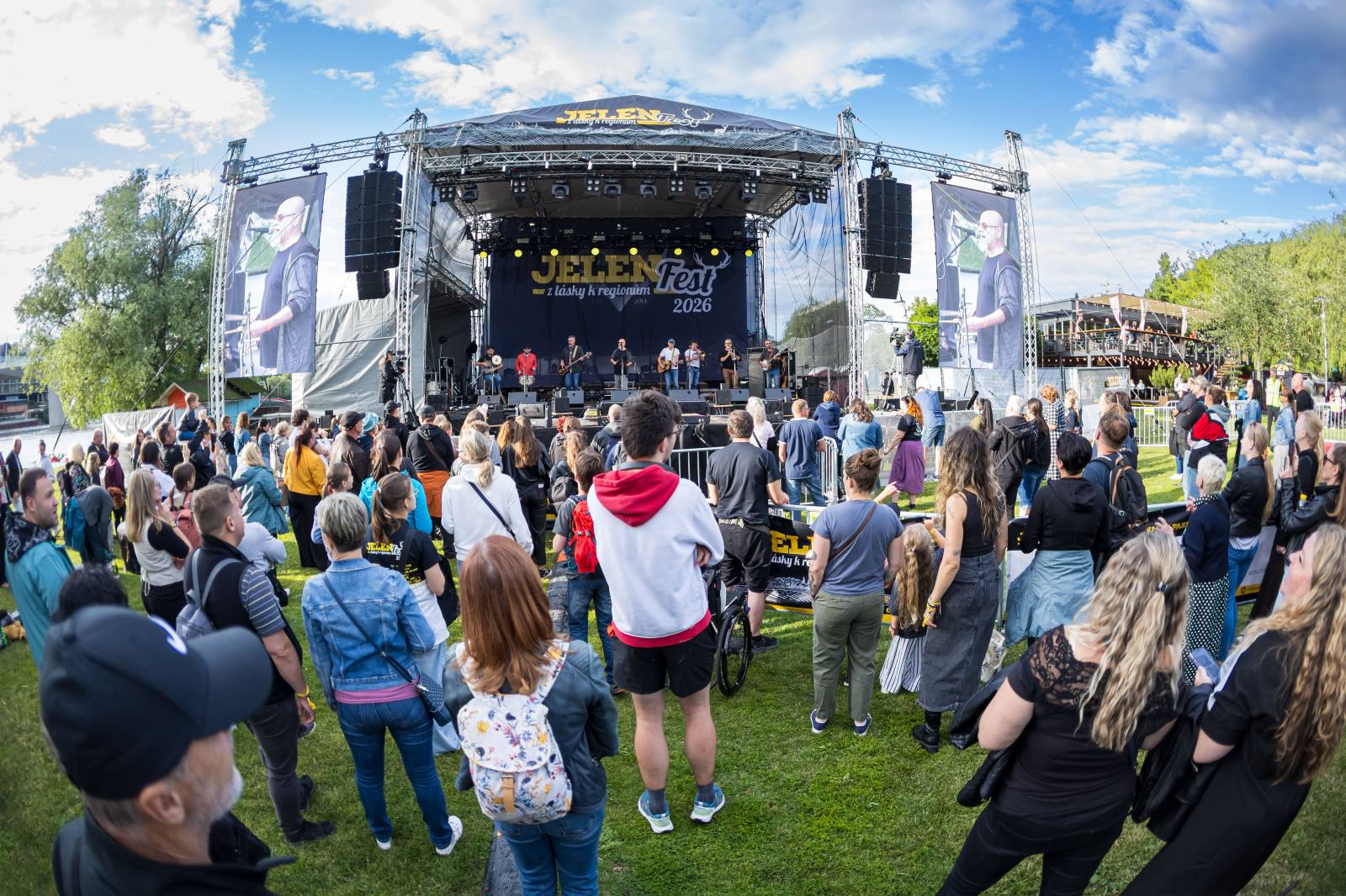 Jelen zahájil svůj putovní festival. Do Prahy si jako hosta přizval Dědu Mládka Illegal Band