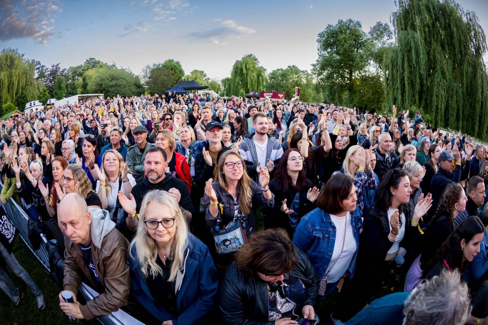 Jelen zahájil svůj putovní festival. Do Prahy si jako hosta přizval Dědu Mládka Illegal Band