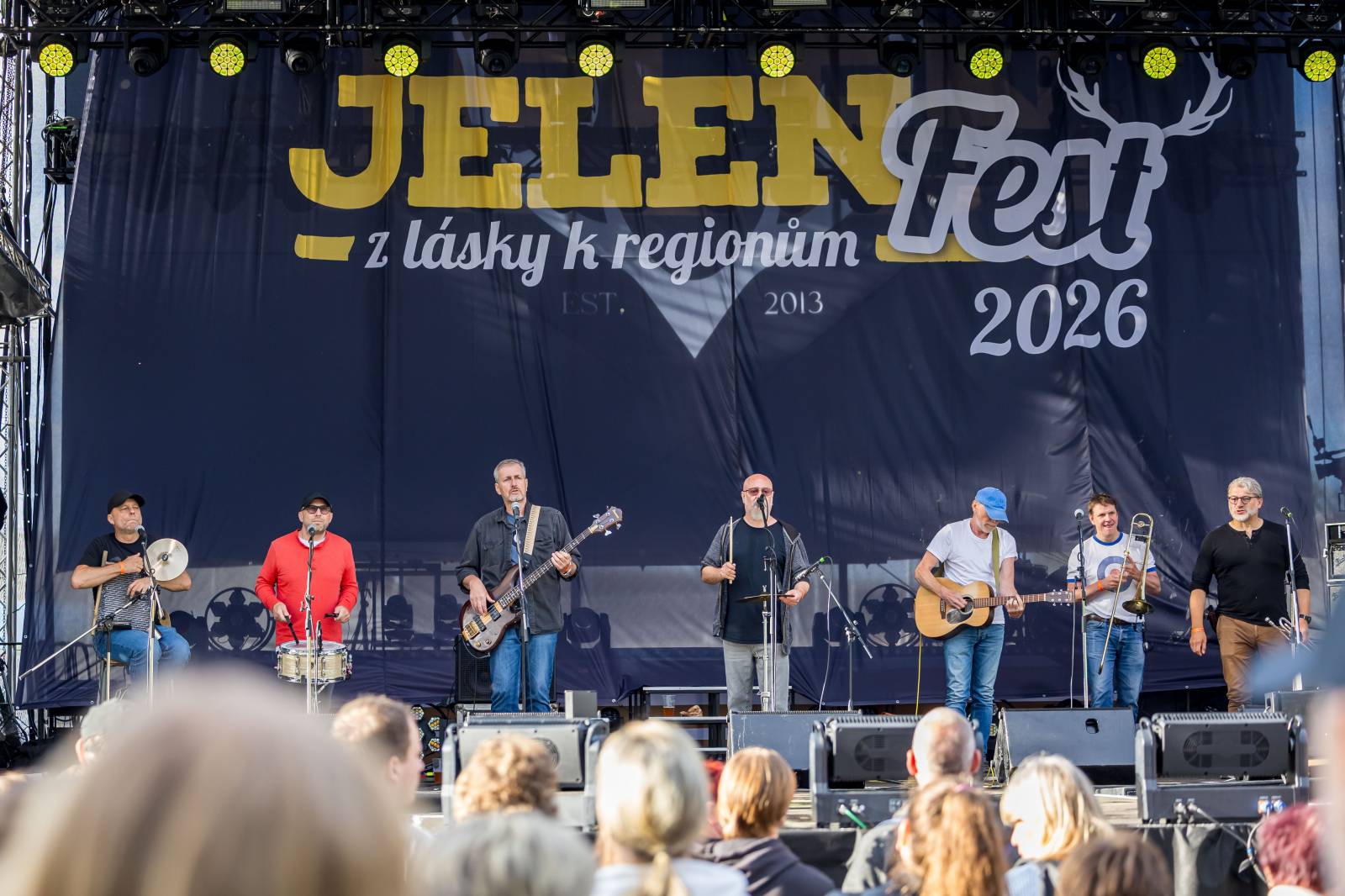 Jelen zahájil svůj putovní festival. Do Prahy si jako hosta přizval Dědu Mládka Illegal Band