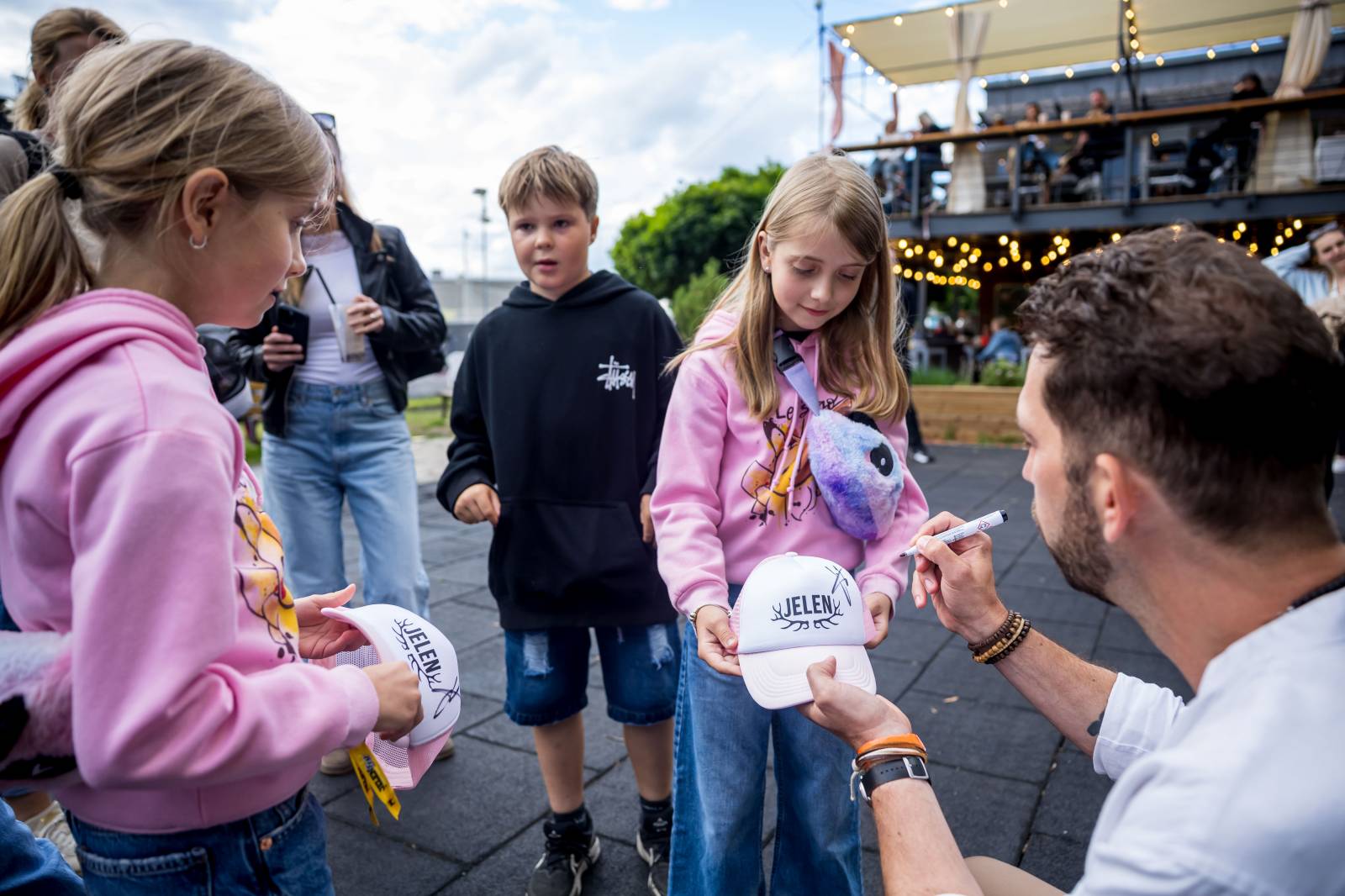 Jelen zahájil svůj putovní festival. Do Prahy si jako hosta přizval Dědu Mládka Illegal Band