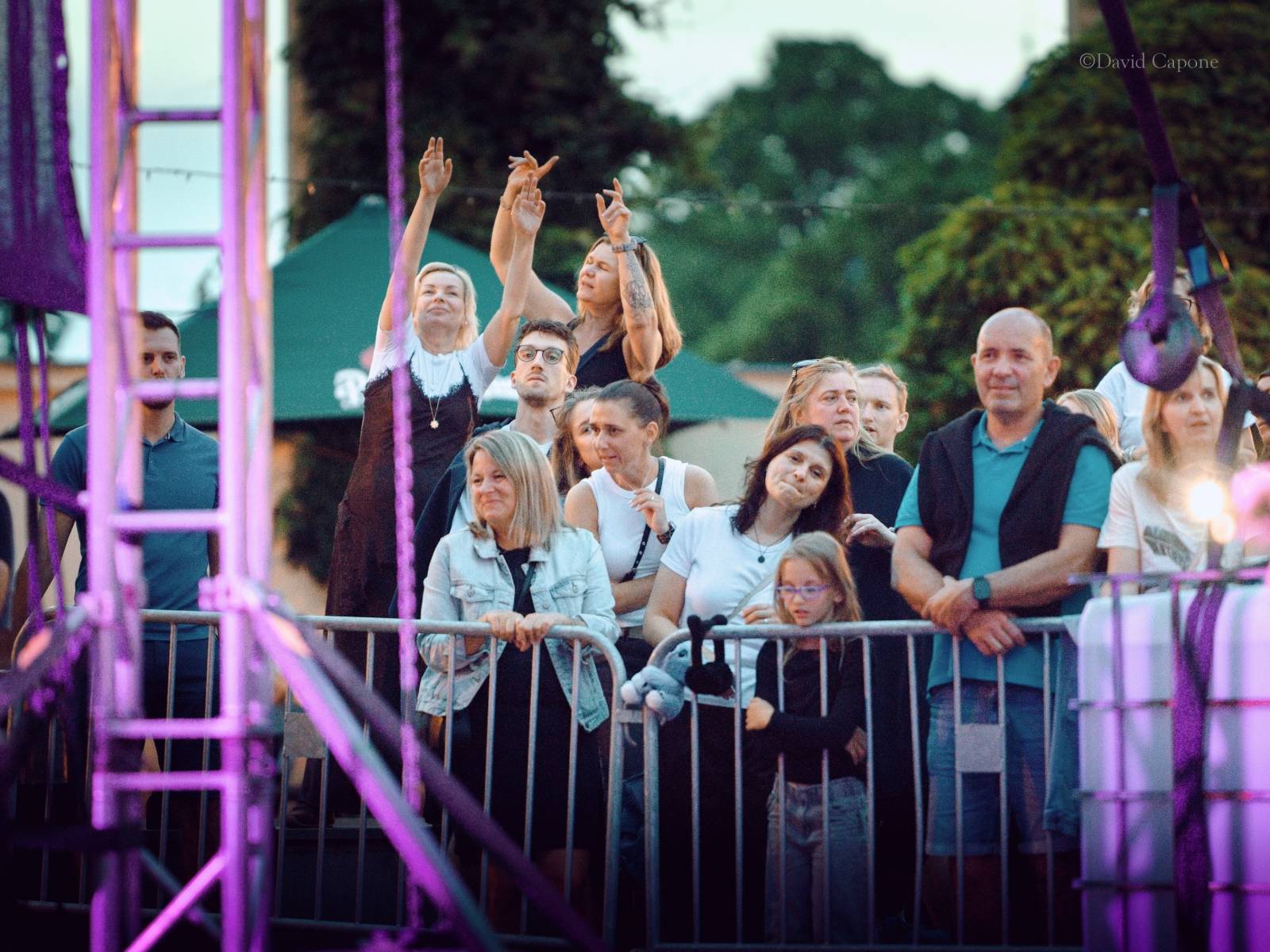 Tros Discotequos se vrátili do Plzně. Fanoušky bavili svou pěvecky-improvizační show
