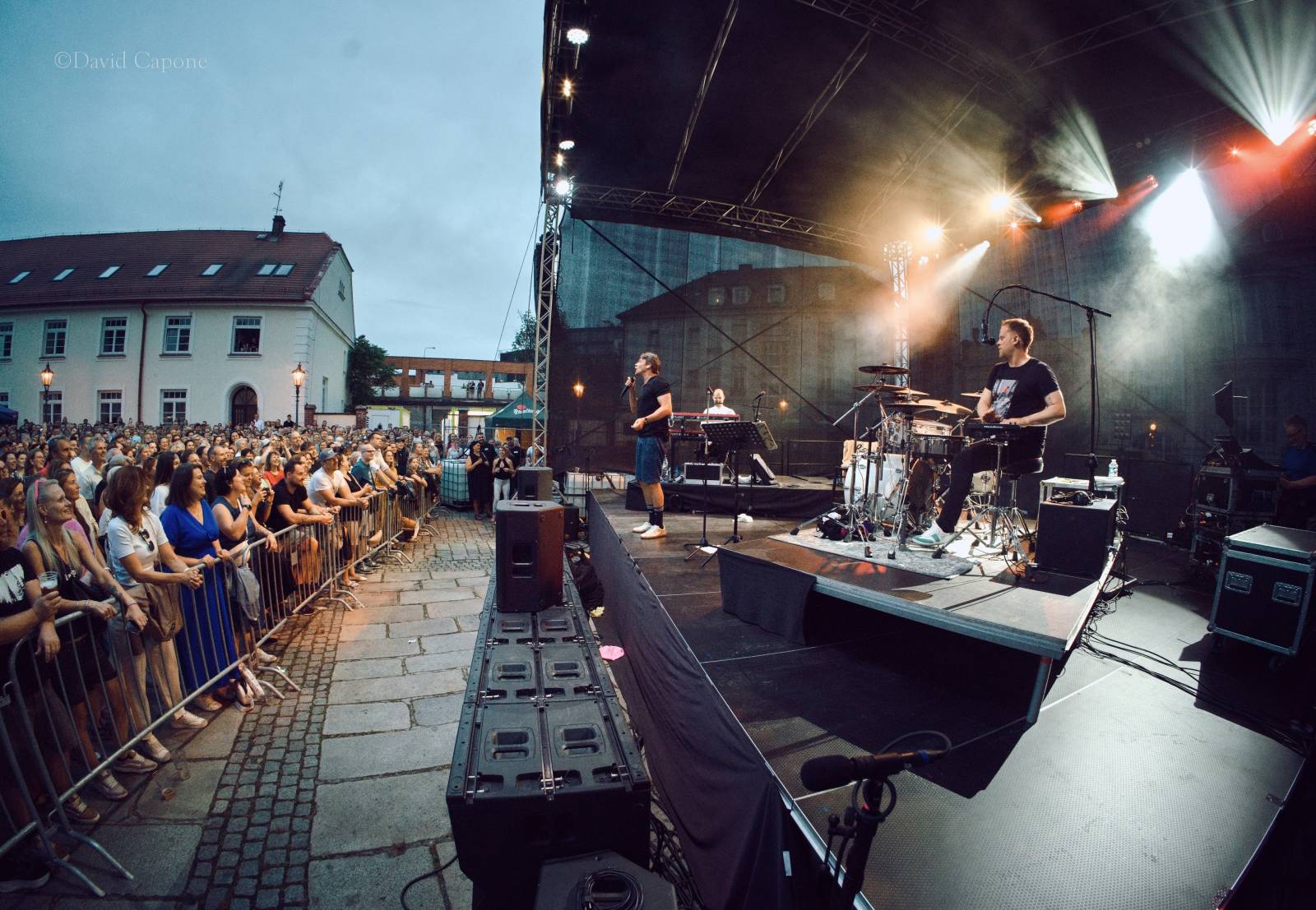 Tros Discotequos se vrátili do Plzně. Fanoušky bavili svou pěvecky-improvizační show