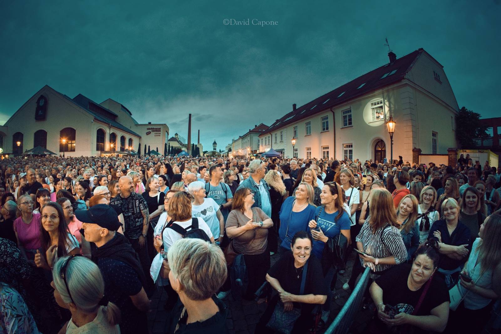 Tros Discotequos se vrátili do Plzně. Fanoušky bavili svou pěvecky-improvizační show