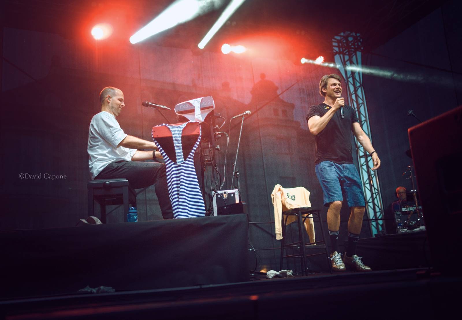 Tros Discotequos se vrátili do Plzně. Fanoušky bavili svou pěvecky-improvizační show