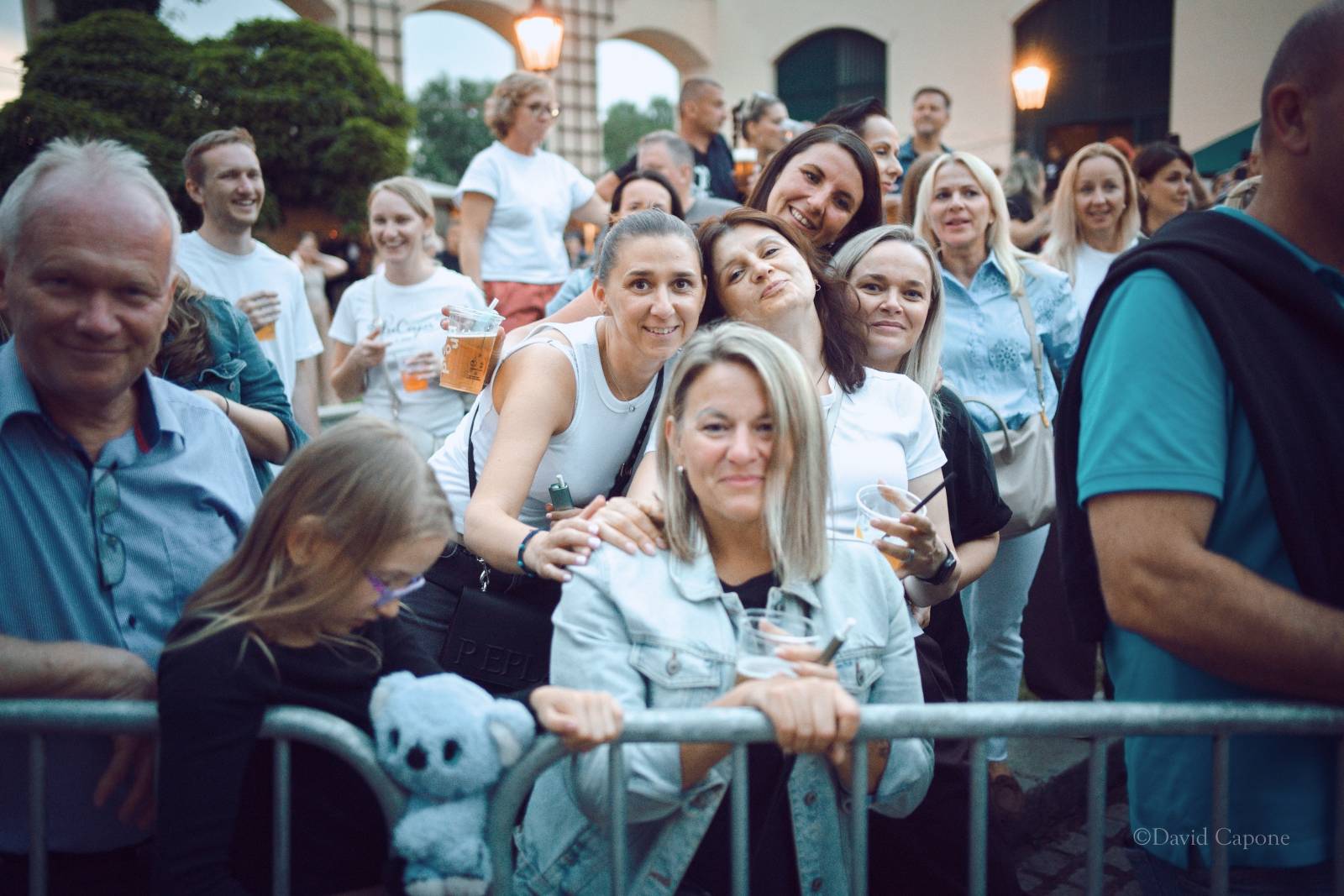 Tros Discotequos se vrátili do Plzně. Fanoušky bavili svou pěvecky-improvizační show