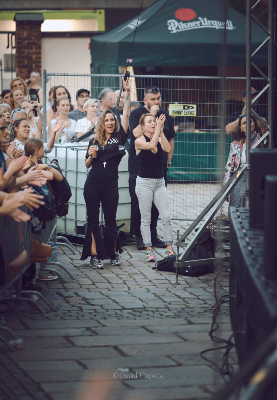 Tros Discotequos se vrátili do Plzně. Fanoušky bavili svou pěvecky-improvizační show