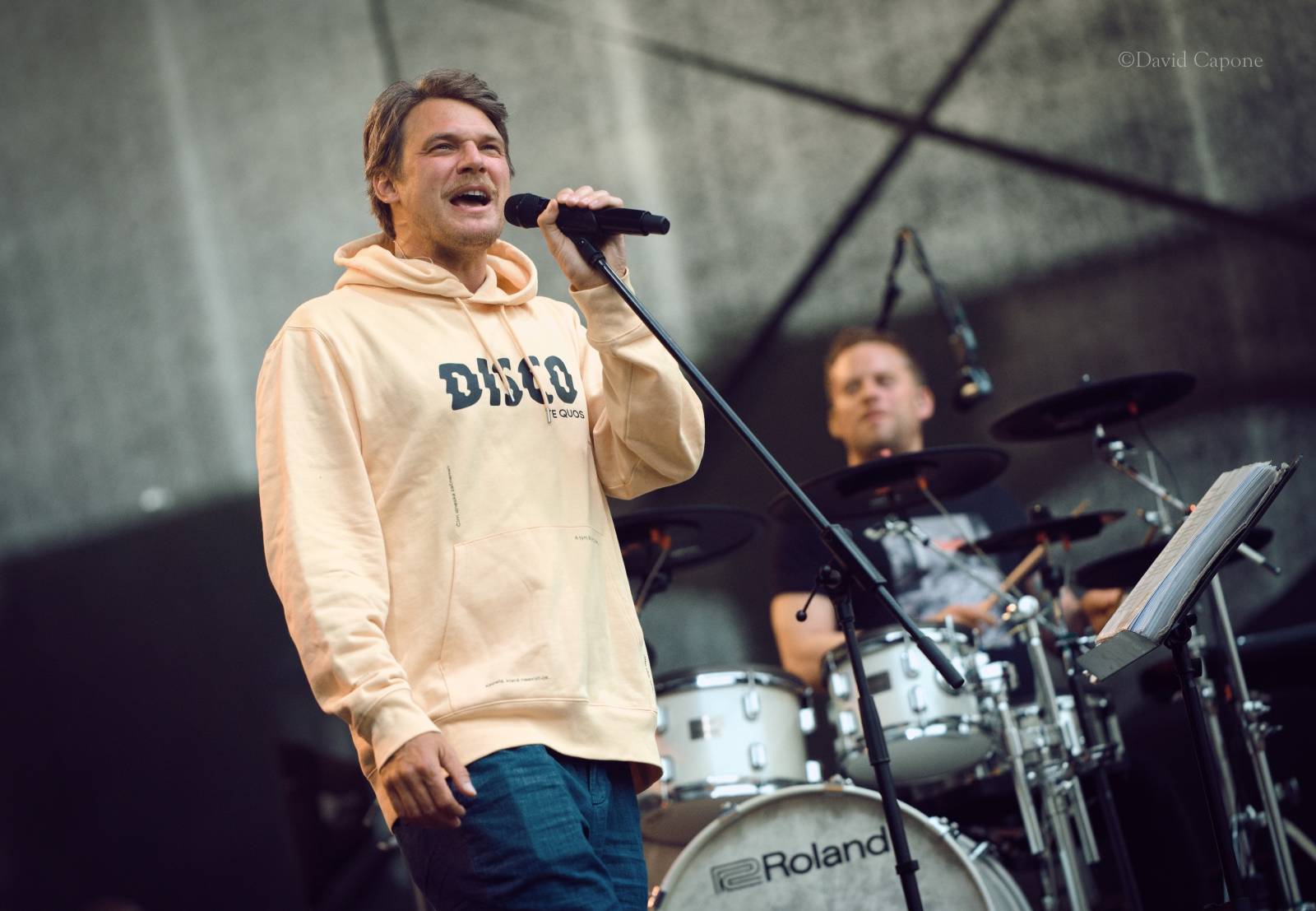 Tros Discotequos se vrátili do Plzně. Fanoušky bavili svou pěvecky-improvizační show