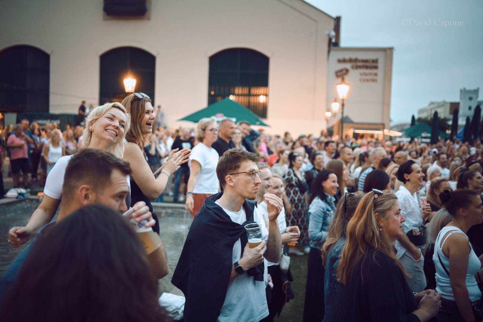 Tros Discotequos se vrátili do Plzně. Fanoušky bavili svou pěvecky-improvizační show