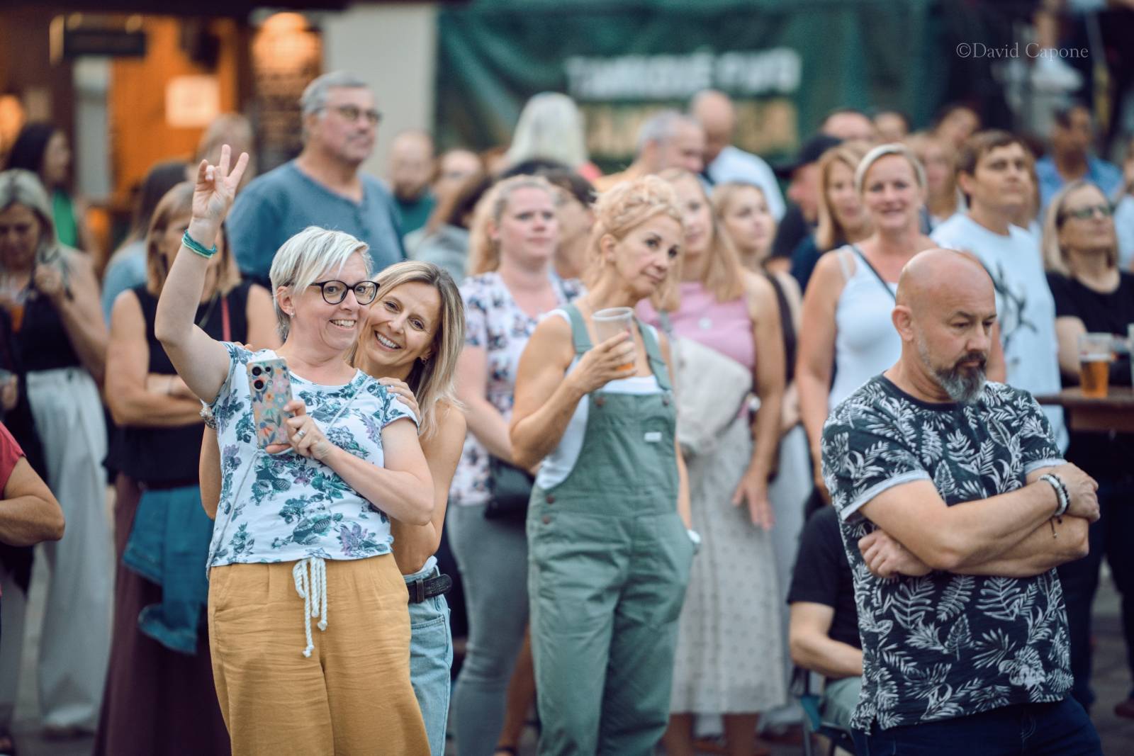 Tros Discotequos se vrátili do Plzně. Fanoušky bavili svou pěvecky-improvizační show