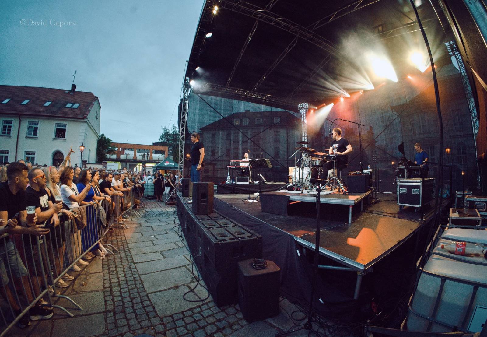 Tros Discotequos se vrátili do Plzně. Fanoušky bavili svou pěvecky-improvizační show