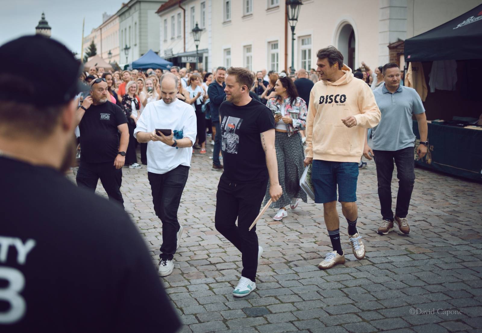 Tros Discotequos se vrátili do Plzně. Fanoušky bavili svou pěvecky-improvizační show