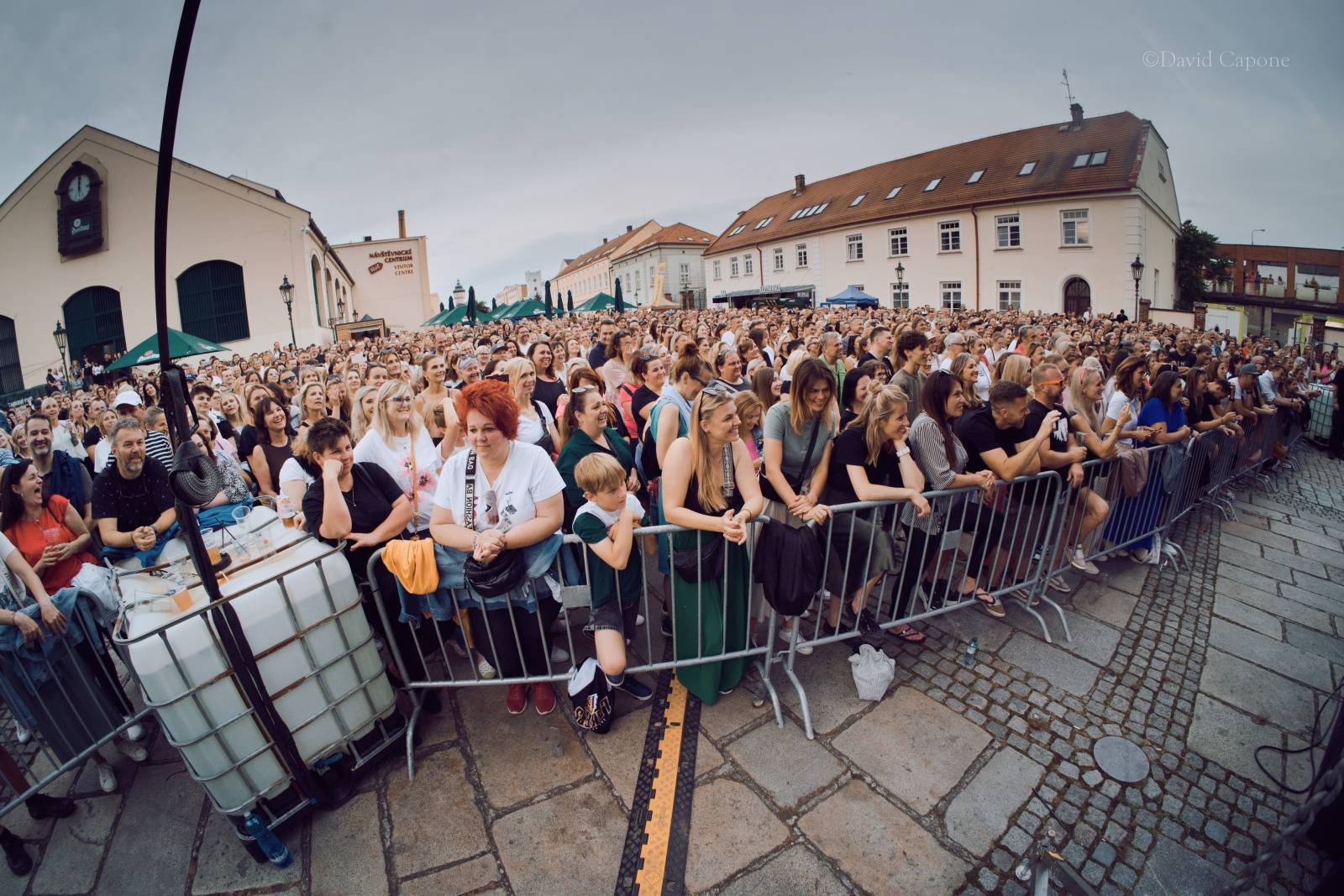 Tros Discotequos se vrátili do Plzně. Fanoušky bavili svou pěvecky-improvizační show