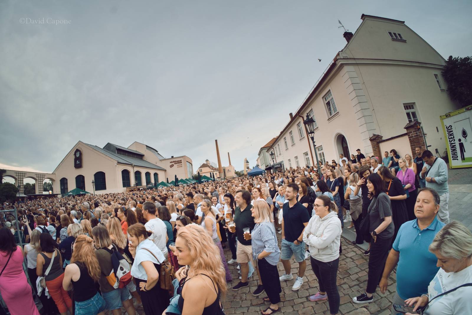 Tros Discotequos se vrátili do Plzně. Fanoušky bavili svou pěvecky-improvizační show