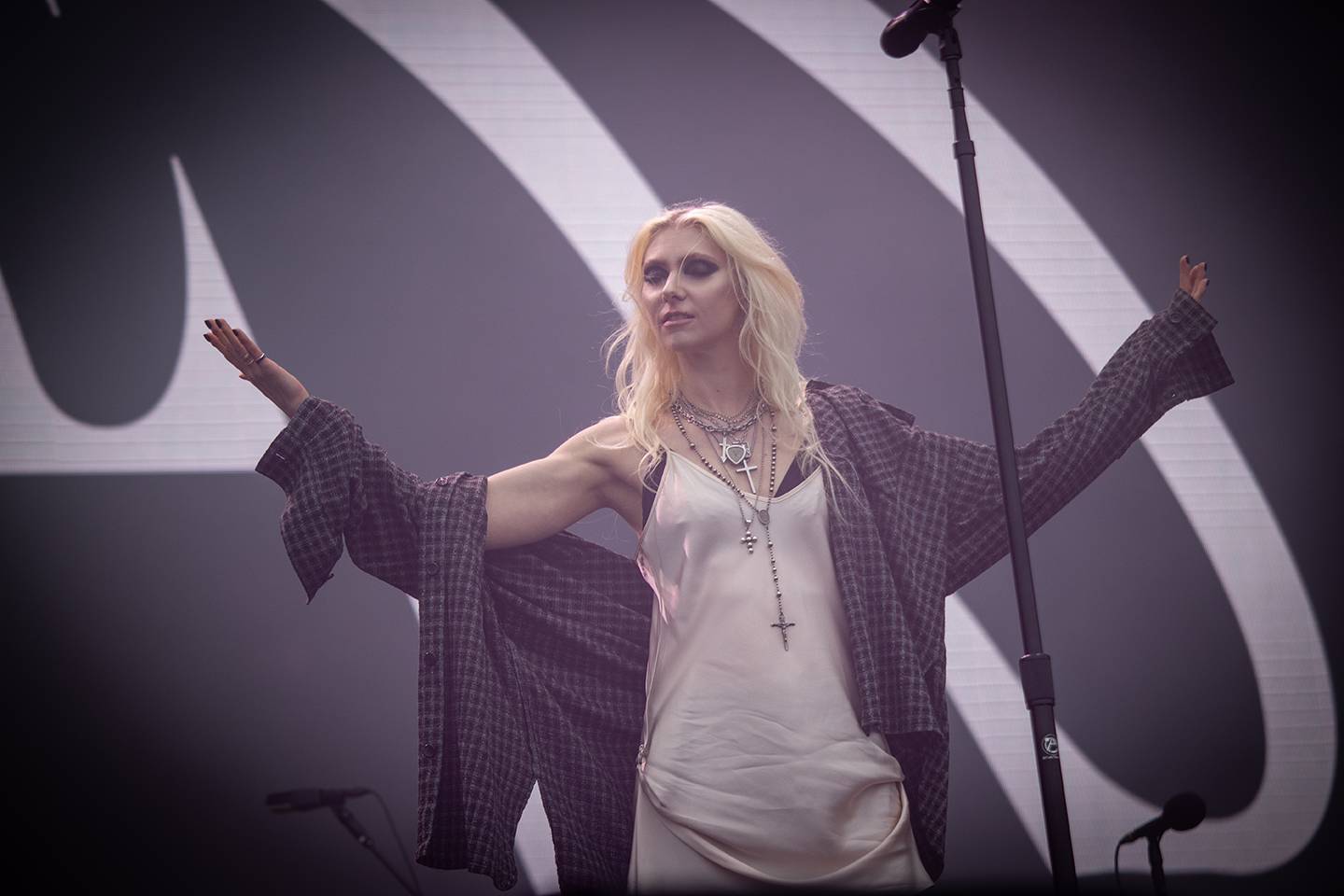 Taylor Momsen z The Pretty Reckless si omotala publikum na Rock for People kolem prstu. V Hradci Králové zahráli i Electric Callboy a The Wombats