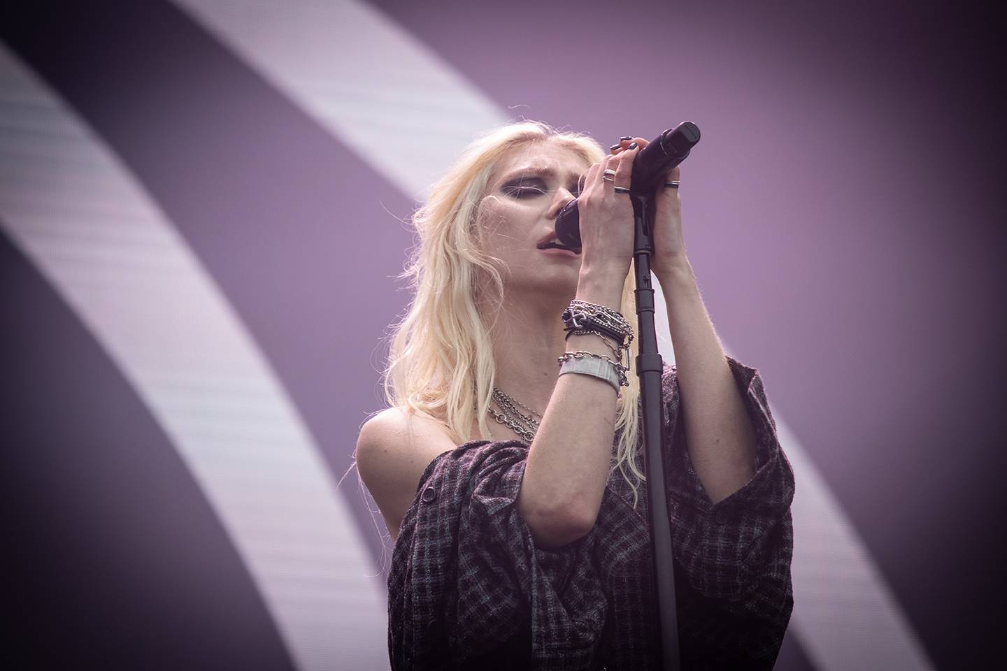 Taylor Momsen z The Pretty Reckless si omotala publikum na Rock for People kolem prstu. V Hradci Králové zahráli i Electric Callboy a The Wombats