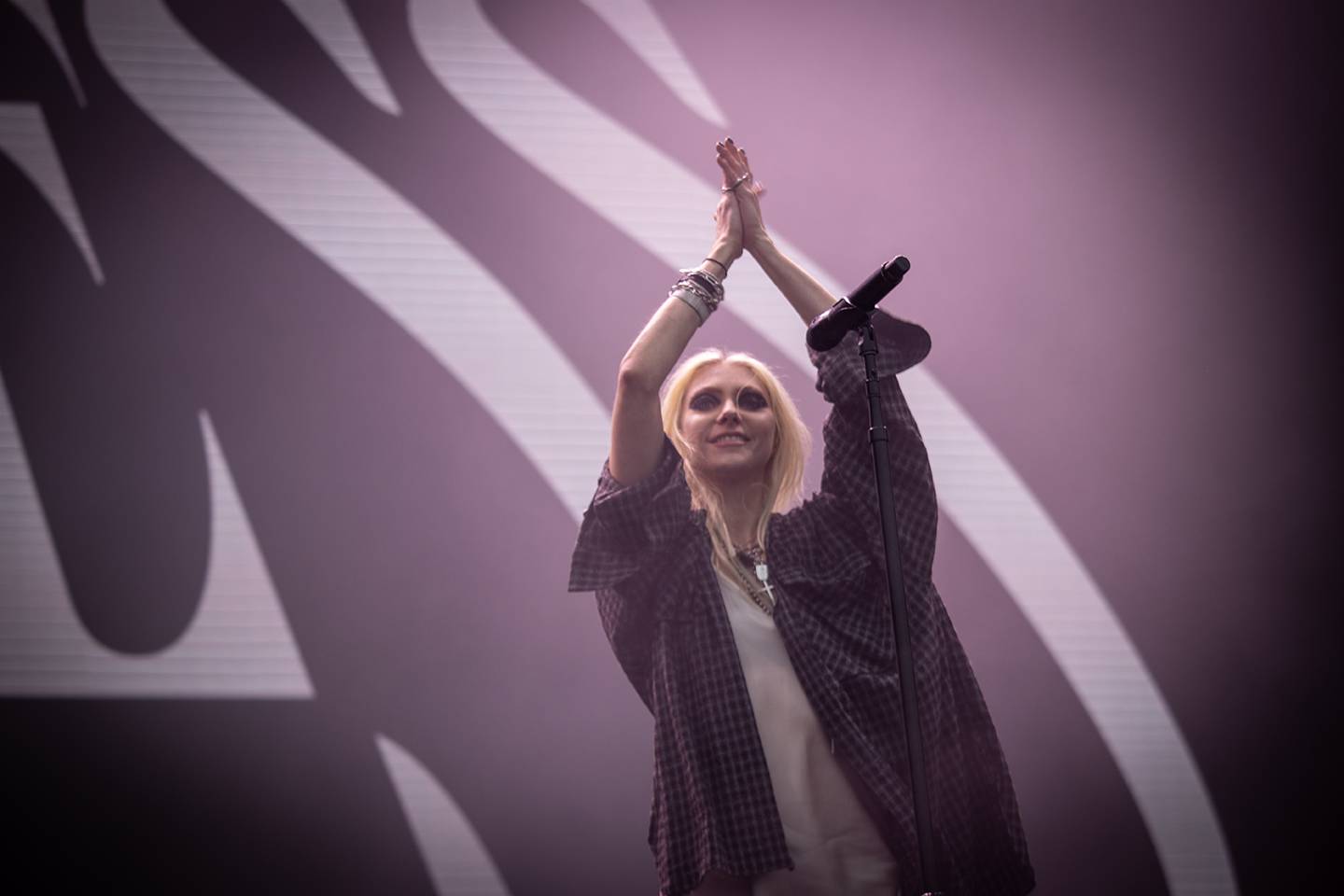 Taylor Momsen z The Pretty Reckless si omotala publikum na Rock for People kolem prstu. V Hradci Králové zahráli i Electric Callboy a The Wombats