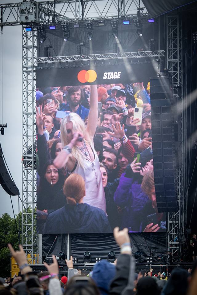 Taylor Momsen z The Pretty Reckless si omotala publikum na Rock for People kolem prstu. V Hradci Králové zahráli i Electric Callboy a The Wombats