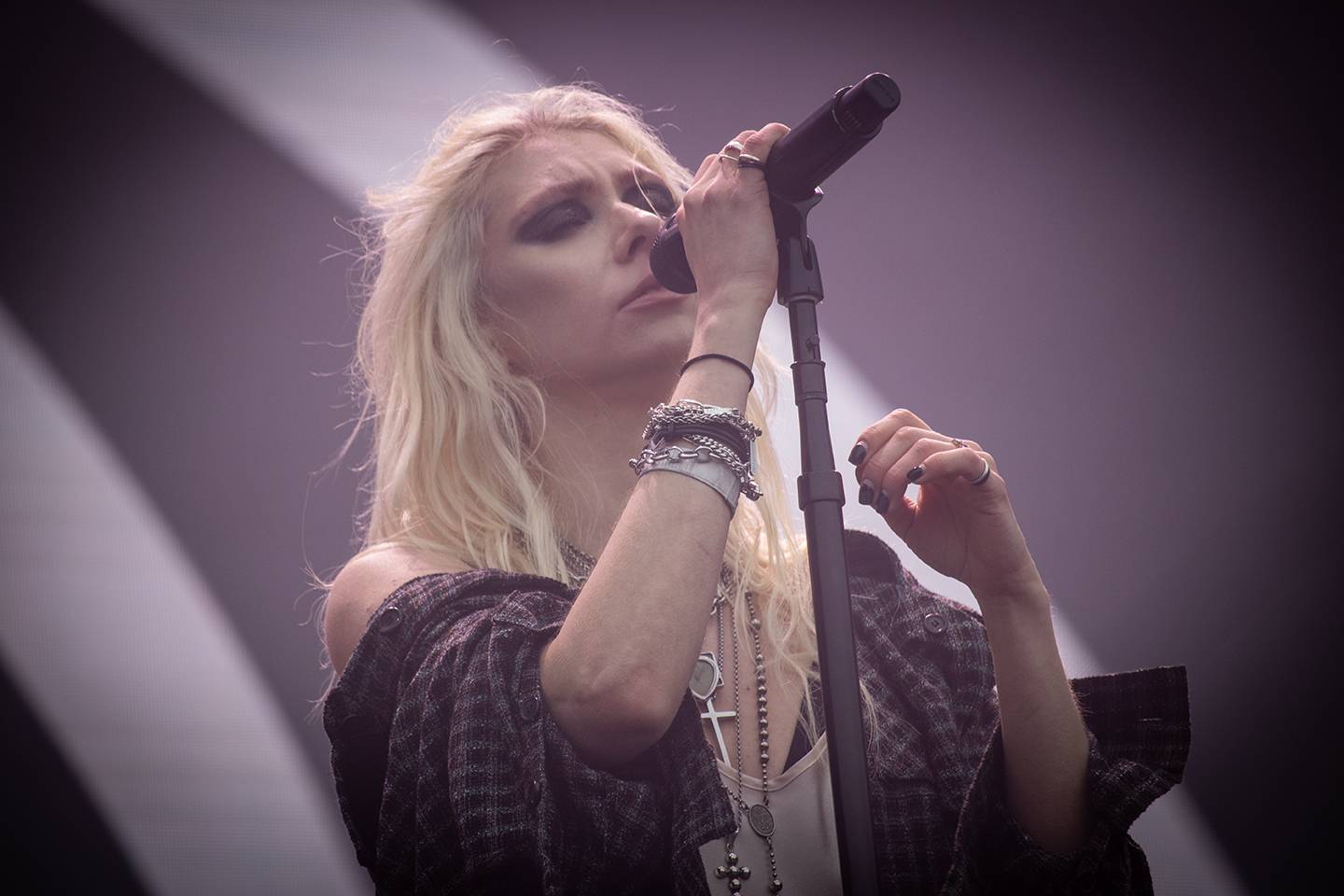 Taylor Momsen z The Pretty Reckless si omotala publikum na Rock for People kolem prstu. V Hradci Králové zahráli i Electric Callboy a The Wombats