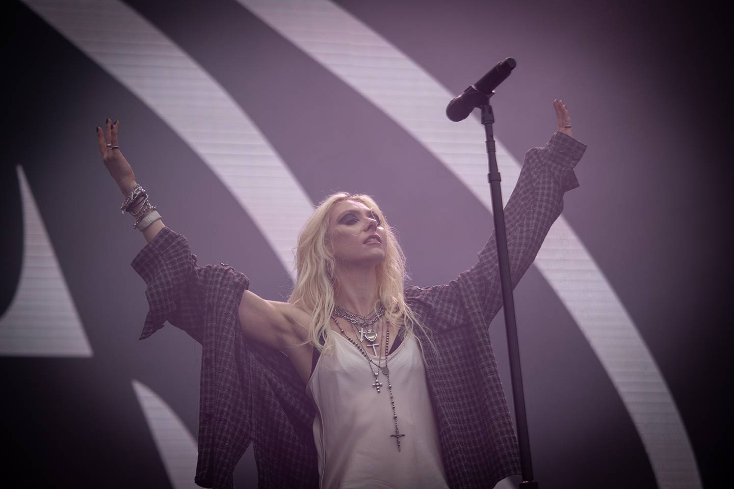 Taylor Momsen z The Pretty Reckless si omotala publikum na Rock for People kolem prstu. V Hradci Králové zahráli i Electric Callboy a The Wombats