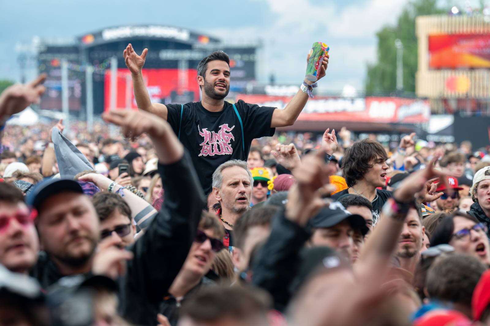 Headlinerem druhého dne Rock for People byli Limp Bizkit. Své show rozjeli i Baby Metal, All Time Low nebo Breaking Benjamin