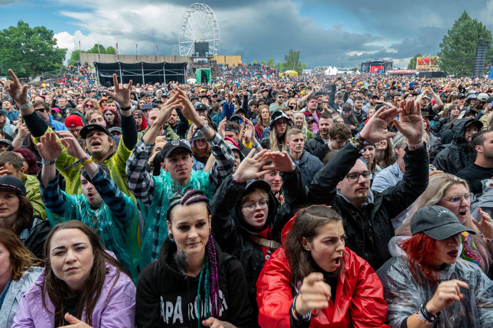Headlinerem druhého dne Rock for People byli Limp Bizkit. Své show rozjeli i Baby Metal, All Time Low nebo Breaking Benjamin