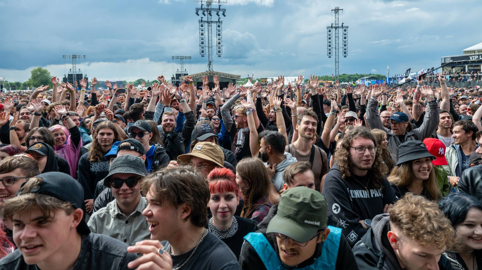Headlinerem druhého dne Rock for People byli Limp Bizkit. Své show rozjeli i Baby Metal, All Time Low nebo Breaking Benjamin