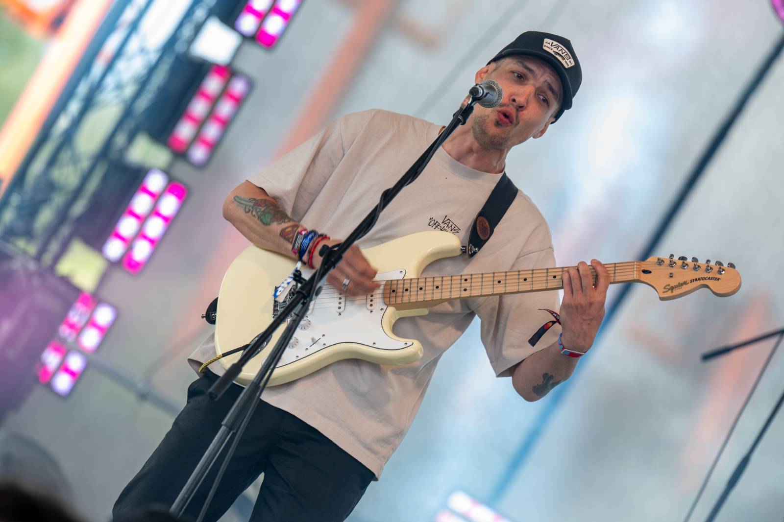 Poledne na Rock for People. Program třetího dne odstartovali Ego Kill Talent, Klamat, South Arcade a The Clause 