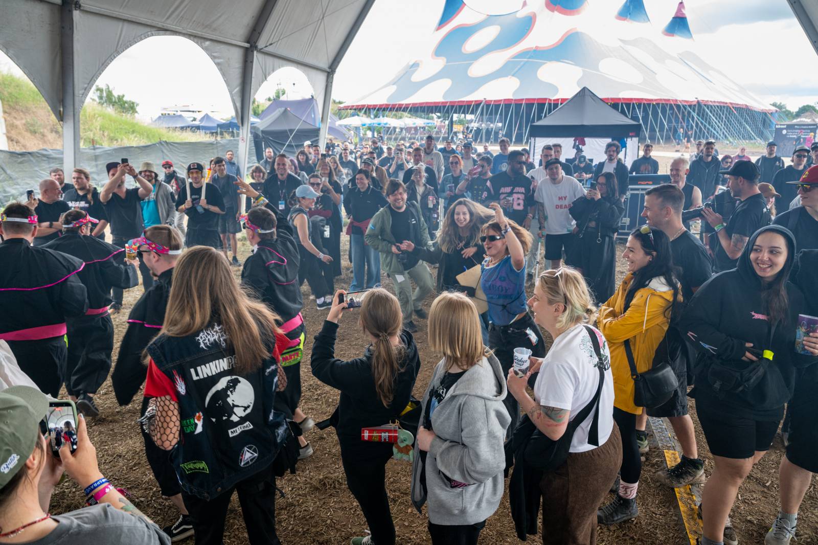 Poledne na Rock for People. Program třetího dne odstartovali Ego Kill Talent, Klamat, South Arcade a The Clause 