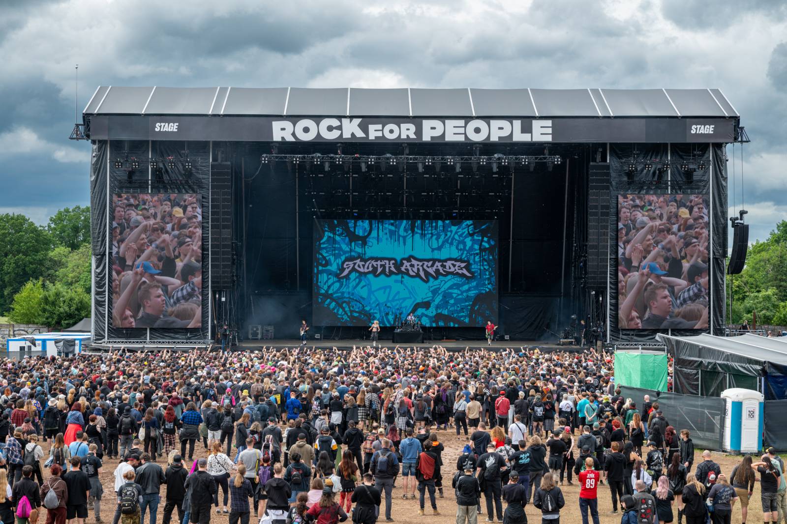 Poledne na Rock for People. Program třetího dne odstartovali Ego Kill Talent, Klamat, South Arcade a The Clause 