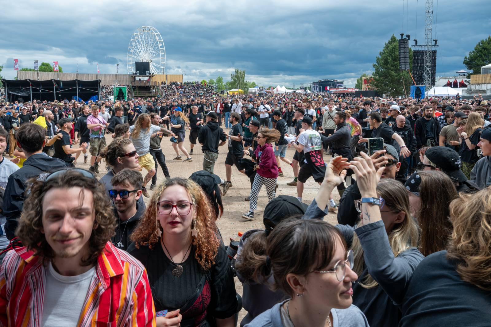 Poledne na Rock for People. Program třetího dne odstartovali Ego Kill Talent, Klamat, South Arcade a The Clause 