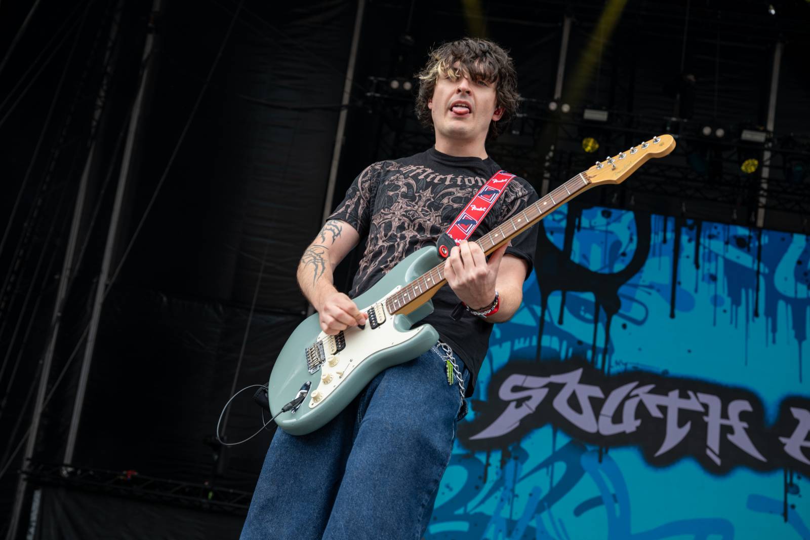 Poledne na Rock for People. Program třetího dne odstartovali Ego Kill Talent, Klamat, South Arcade a The Clause 