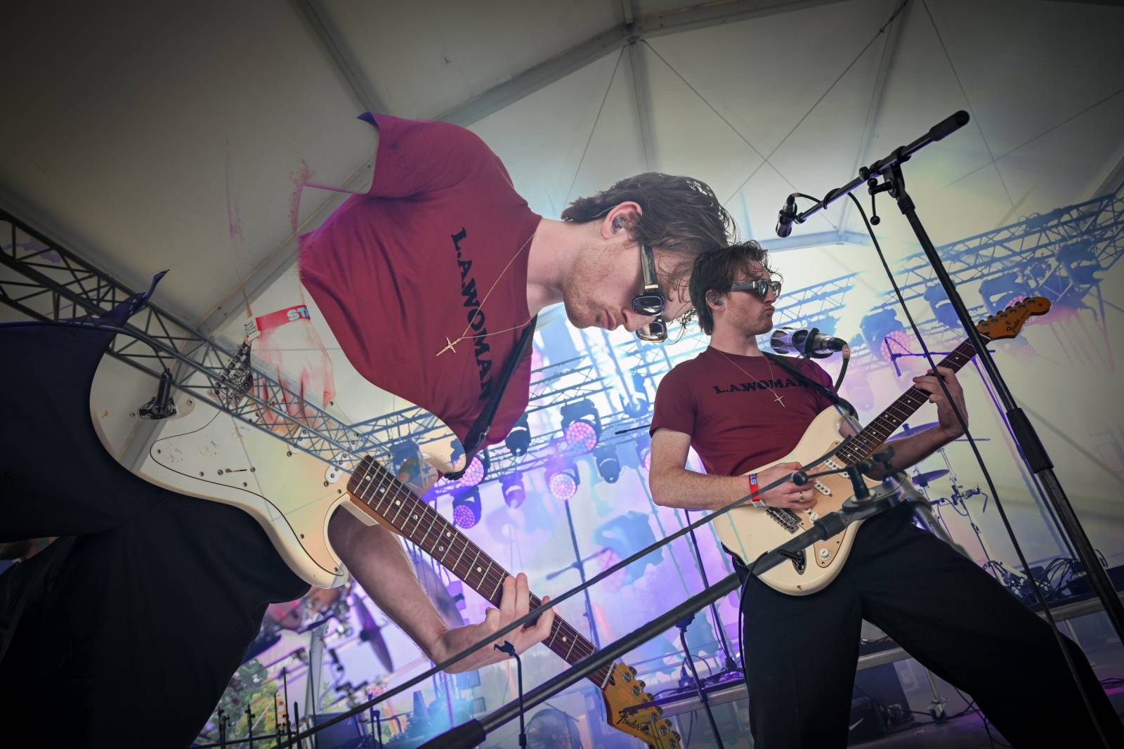 Poledne na Rock for People. Program třetího dne odstartovali Ego Kill Talent, Klamat, South Arcade a The Clause 