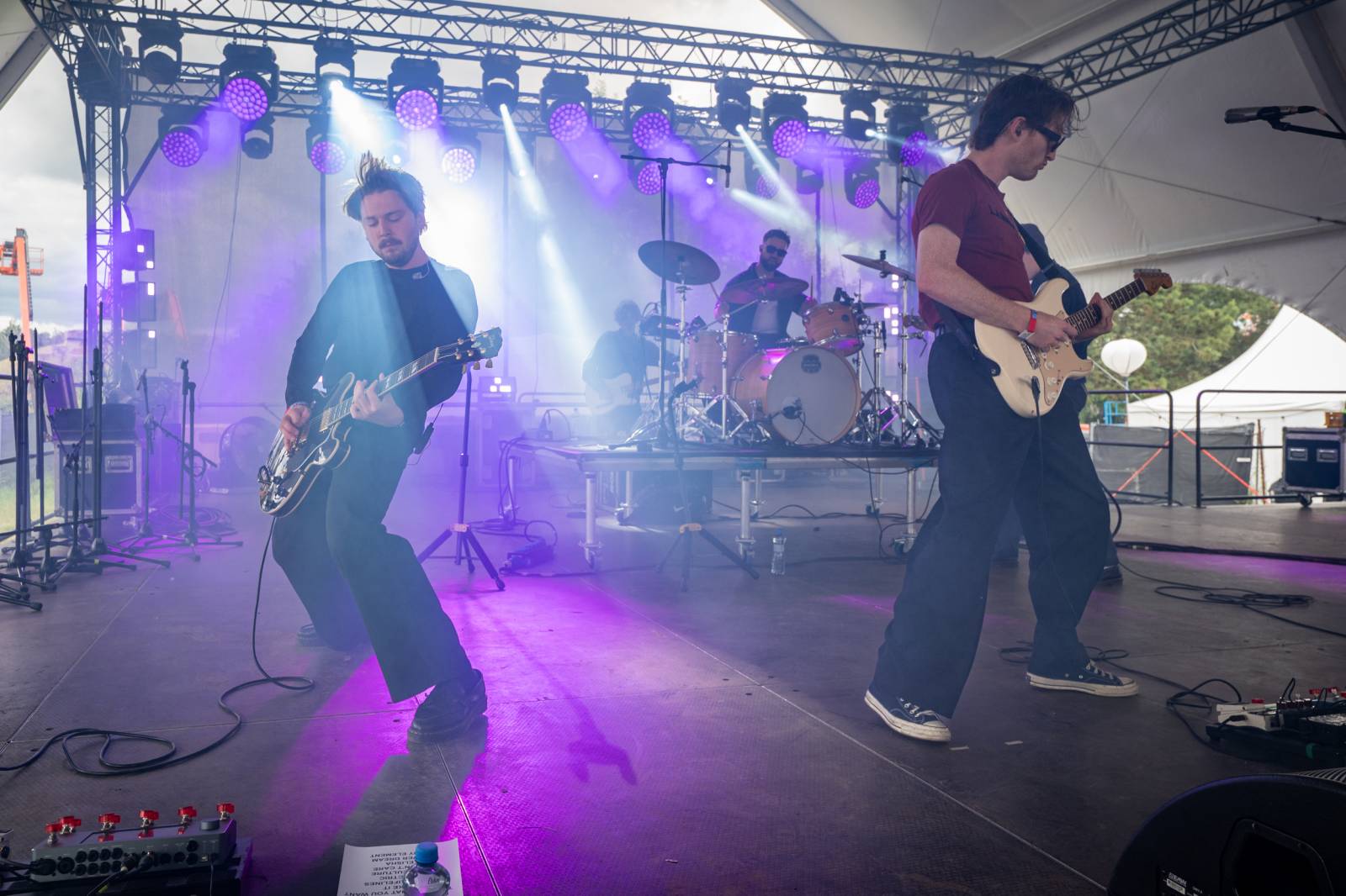 Poledne na Rock for People. Program třetího dne odstartovali Ego Kill Talent, Klamat, South Arcade a The Clause 