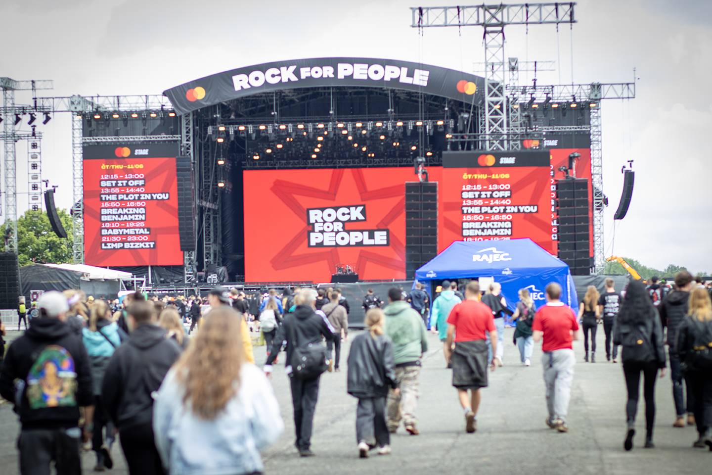 Najdete se? Rock for People plný úsměvů, kostýmů i pláštěnek