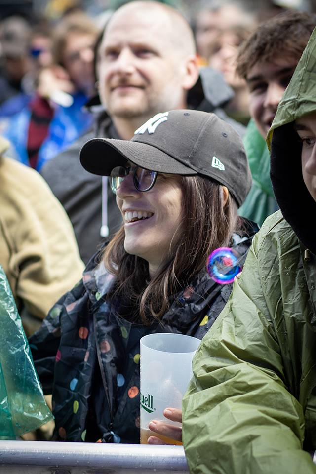 Najdete se? Rock for People plný úsměvů, kostýmů i pláštěnek