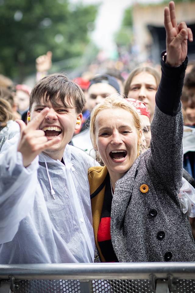 Najdete se? Rock for People plný úsměvů, kostýmů i pláštěnek
