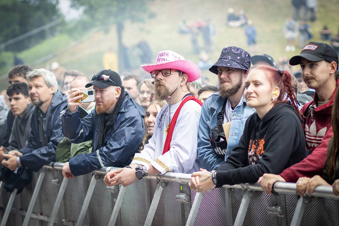 Najdete se? Rock for People plný úsměvů, kostýmů i pláštěnek