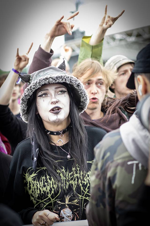 Najdete se? Rock for People plný úsměvů, kostýmů i pláštěnek