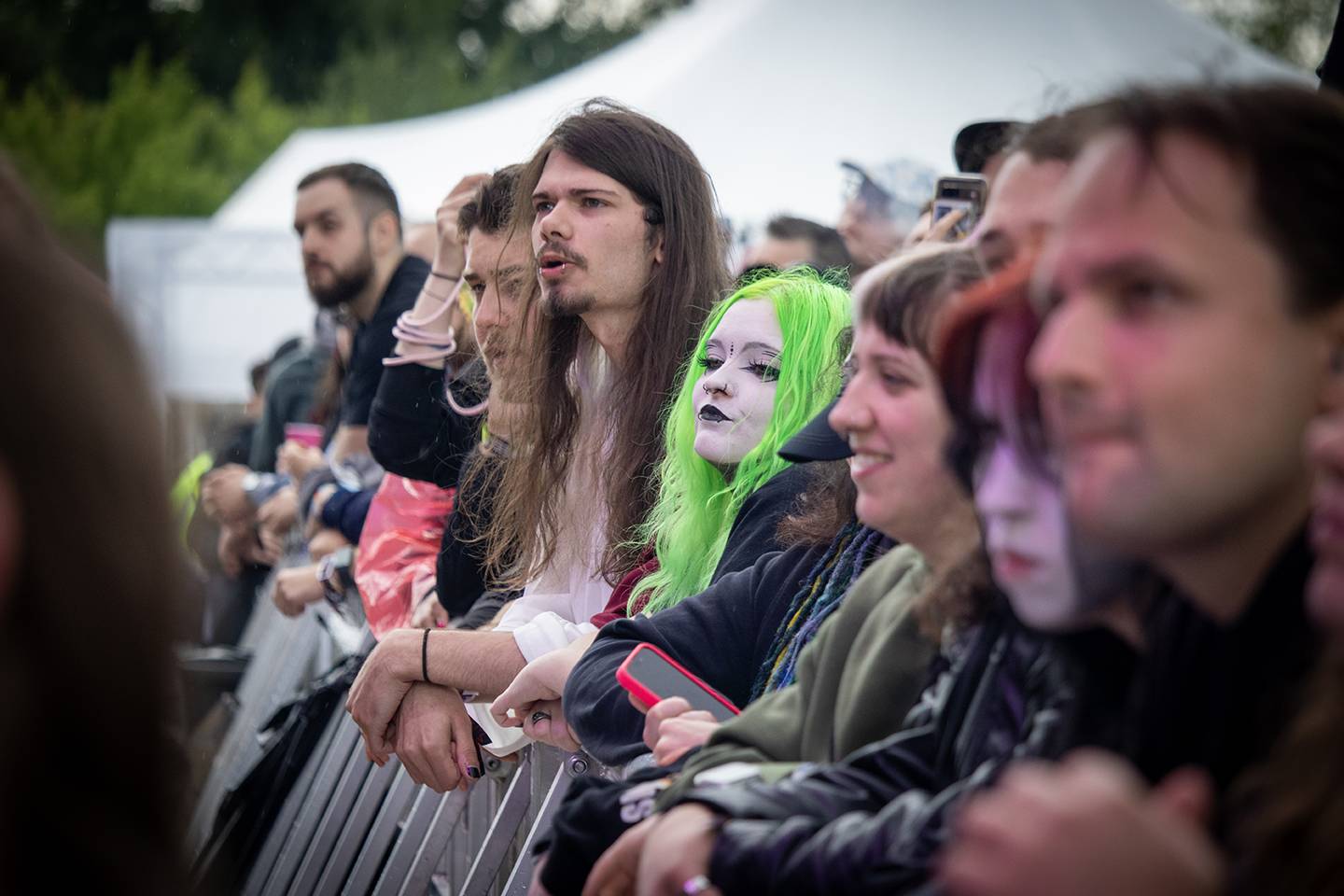 Najdete se? Rock for People plný úsměvů, kostýmů i pláštěnek